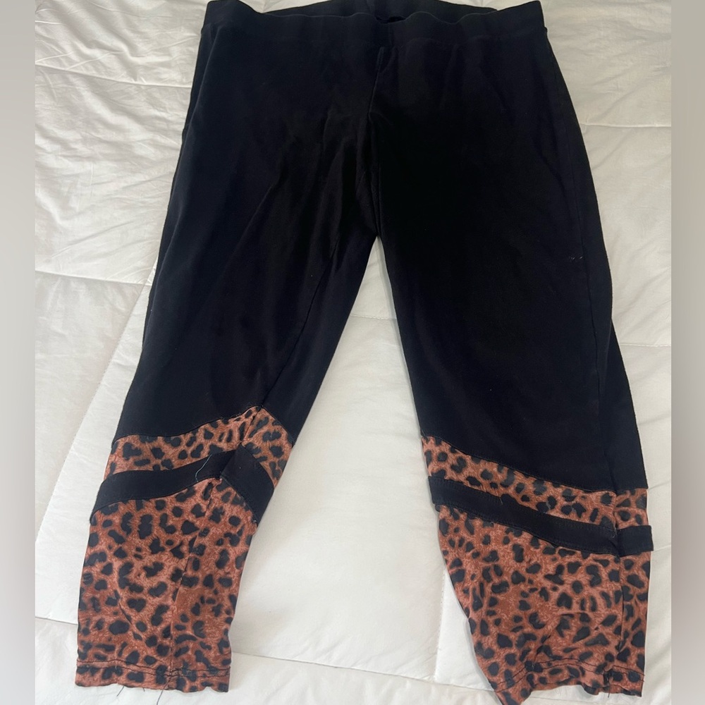 Torrid Size 3 leopard print ankle leggings